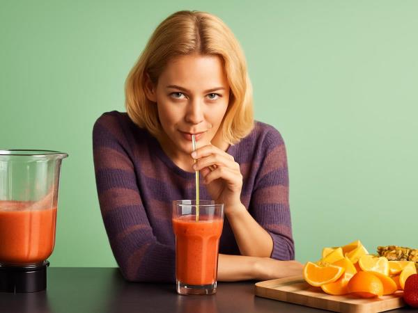 Ein Kaltgetränk wird dich im Sommer nicht retten – warum heißer Tee und Wassermelone mehr für den Körper tun als ein kühles Glas